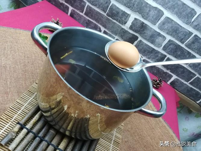 茶叶蛋煮多久才能入味（茶叶蛋需要卤多久）-6