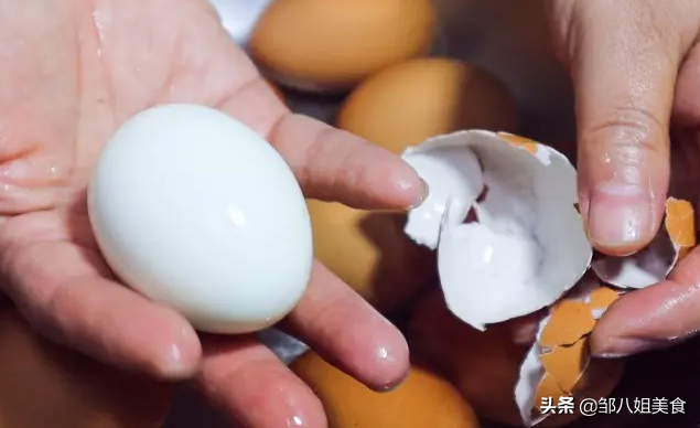 白煮鸡蛋一般煮多长时间（煮鸡蛋不粘壳的方法）-5