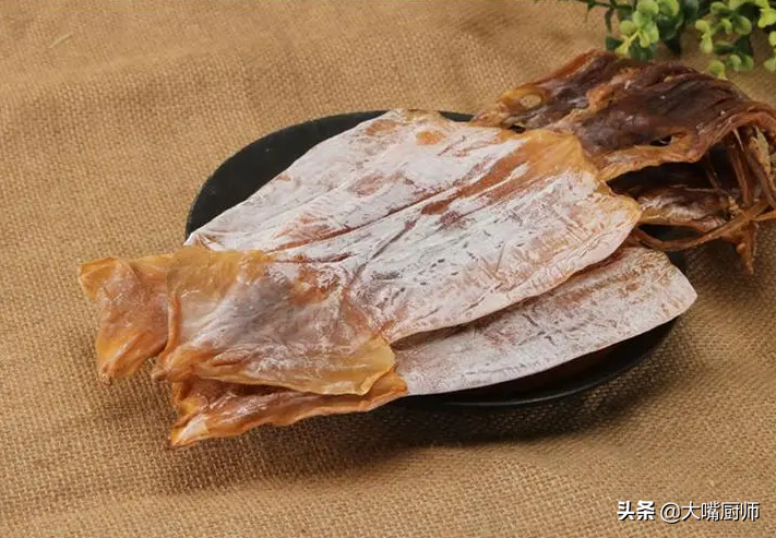 鱿鱼干怎么泡发的软嫩（泡发鱿鱼的最佳方法）-1