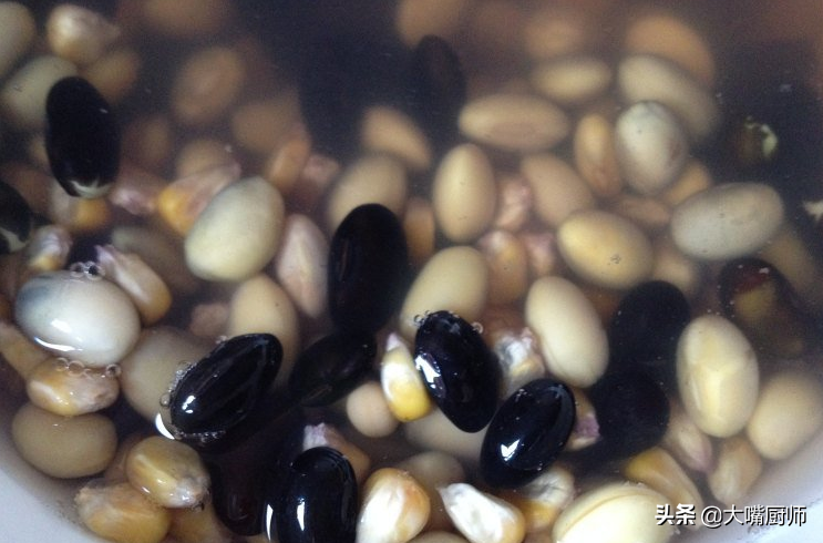 黑豆打豆浆的正确方法（黑豆打豆浆的比例是多少）-5
