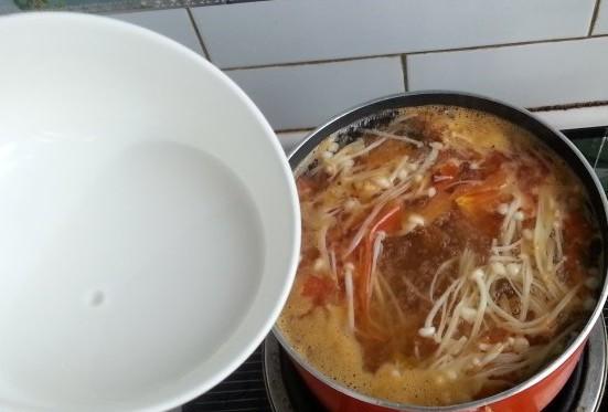 金针菇做汤怎么做好吃（金针菇鸡蛋汤如何做好吃窍门）-7