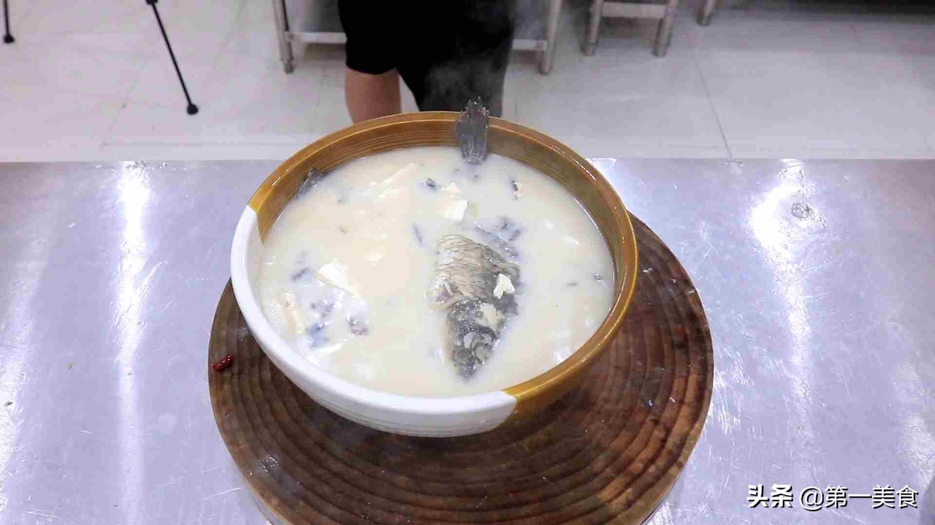 鲫鱼炖豆腐汤的做法又白又浓-9