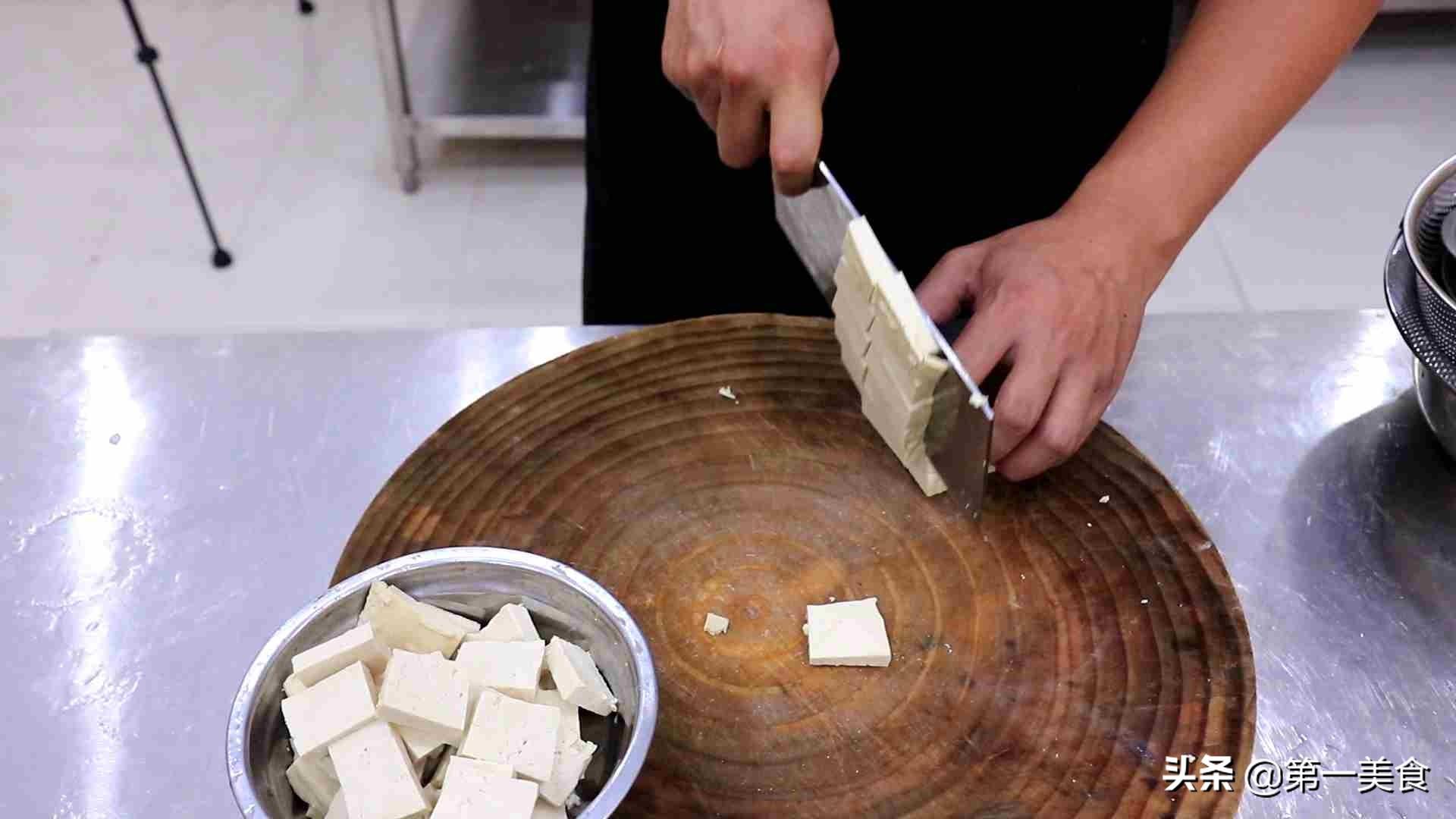 鲫鱼炖豆腐汤的做法又白又浓-6
