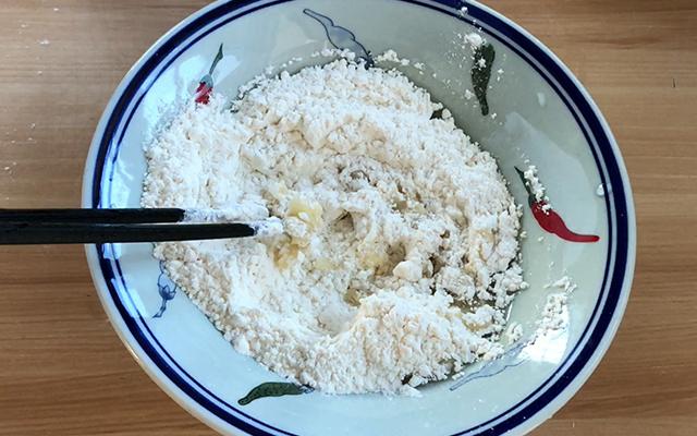 蛋黄酥的家庭做法怎么做（自制蛋黄酥的做法窍门）-2