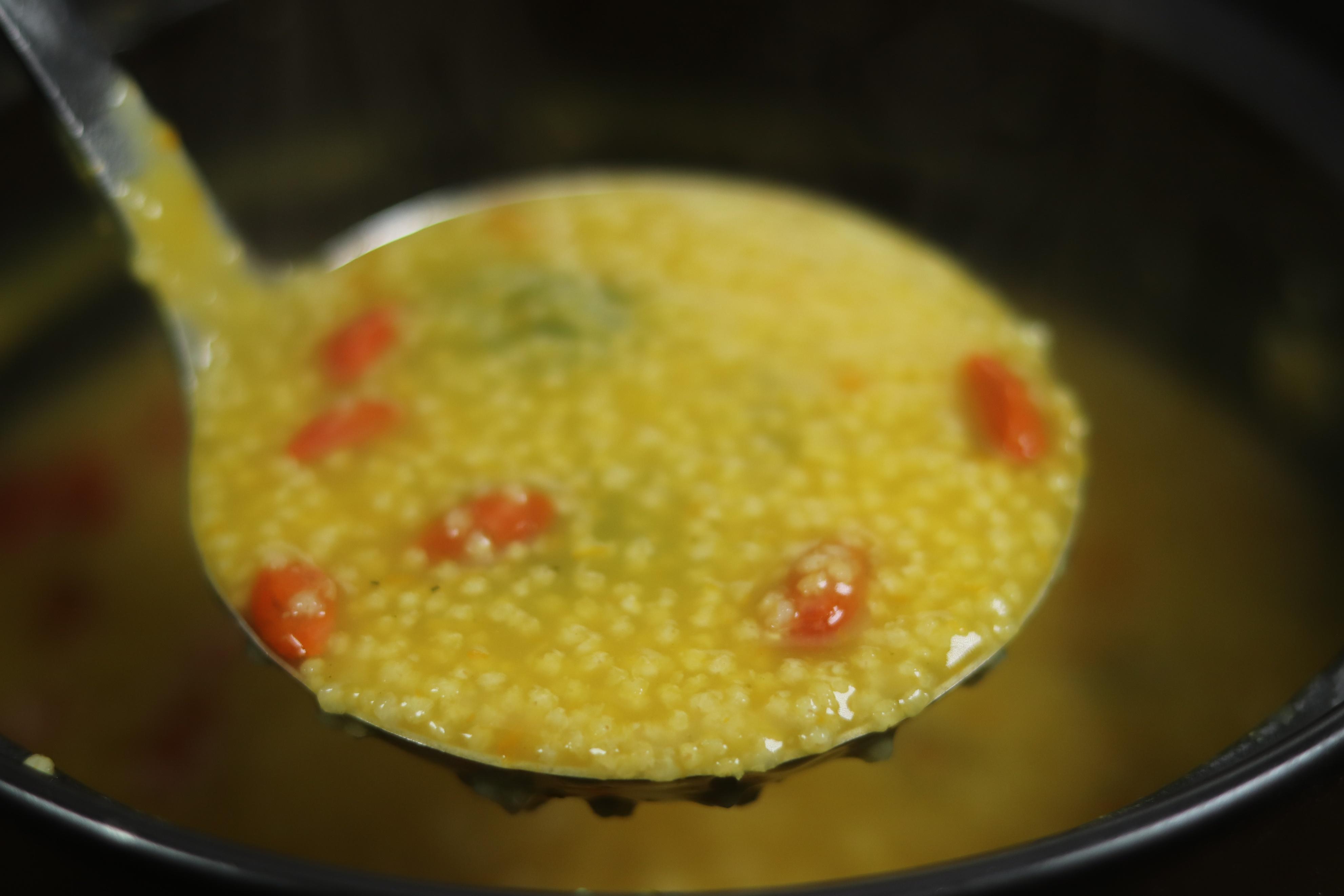 小米粥的做法水和米的比例（小米粥煮10分钟能熟吗）-3