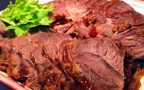 卤牛肉最正宗的做法需要腌制，生牛肉的腌制方法