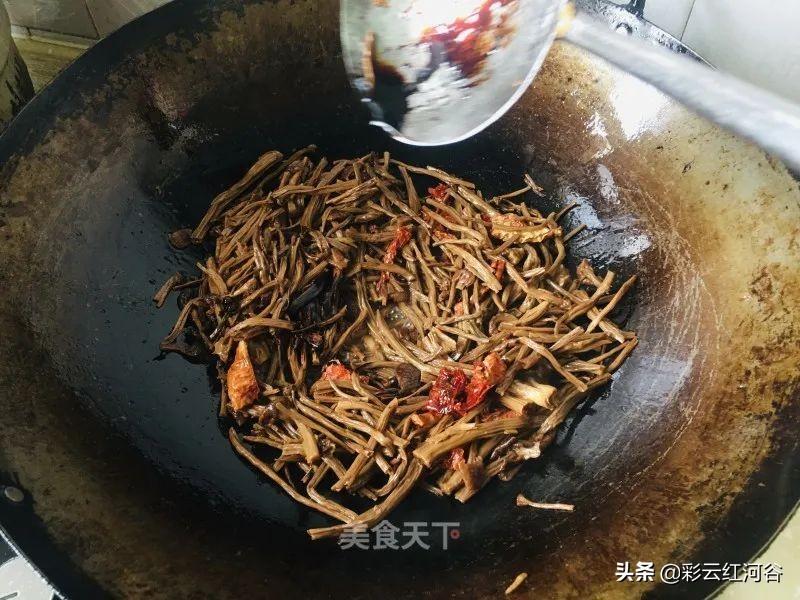 红烧肉焖茶树菇的做法分享-8