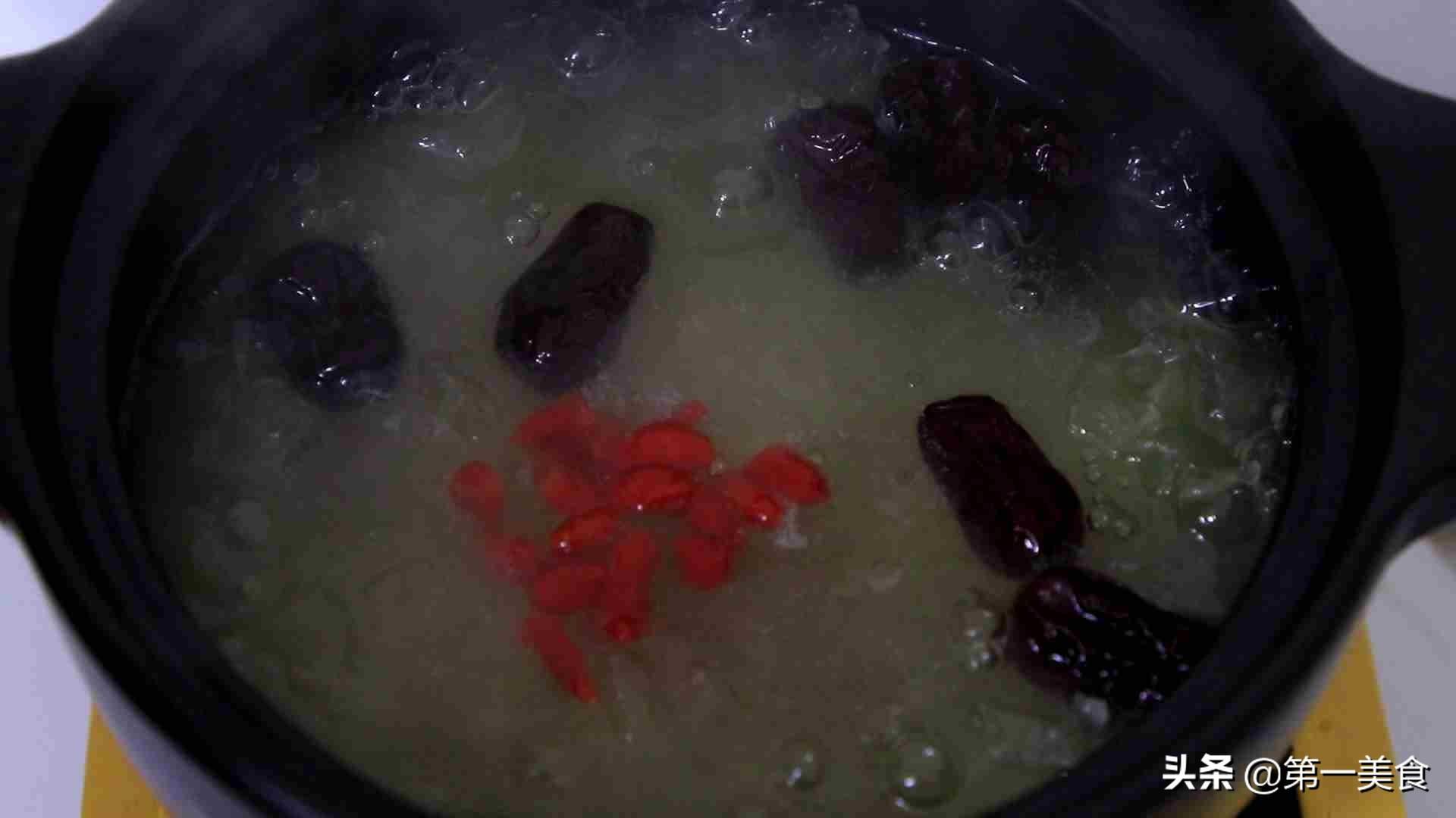 红糖银耳红枣汤的做法（炖银耳放冰糖还是红糖好）-1