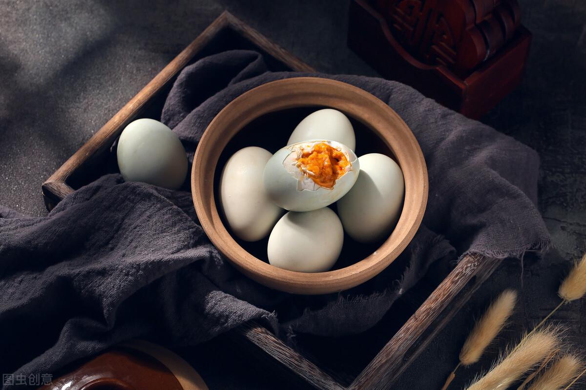腌鸡蛋的做法 腌鸡蛋十斤鸡蛋多少盐-3