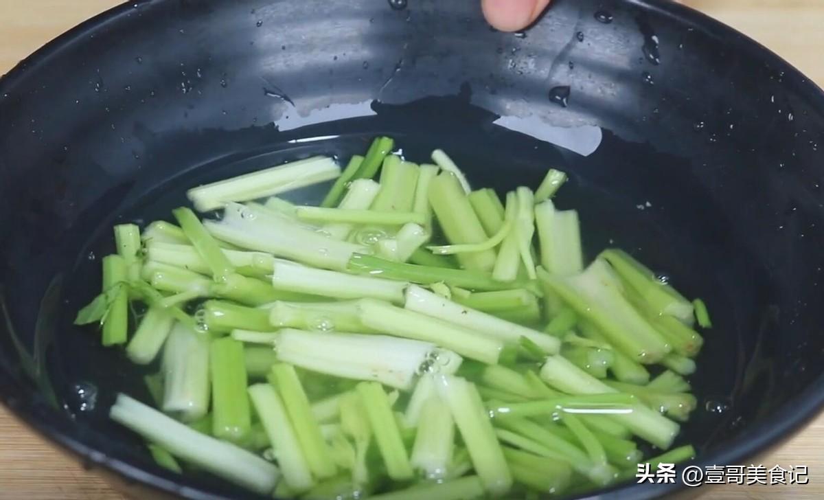 芹菜炒肉怎么炒好吃又简单？-3