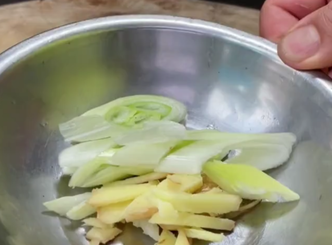 干炸小黄花鱼怎么做酥脆好吃_烧黄花鱼最简单的做法-2