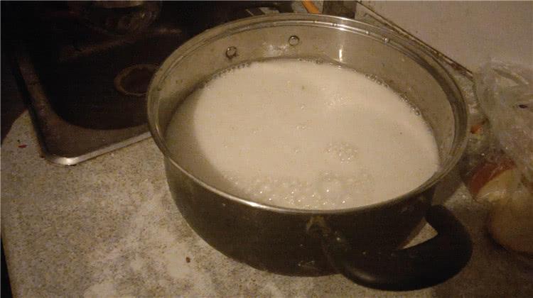 怎样做凉粉最简单的方法（一碗红薯粉面几碗水做凉粉）-2