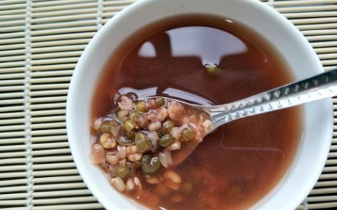 为什么绿豆汤煮出来是红色的蚂蚁_绿豆饭为什么是红色的