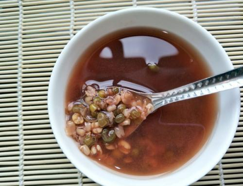 为什么绿豆汤煮出来是红色的蚂蚁_绿豆饭为什么是红色的-1