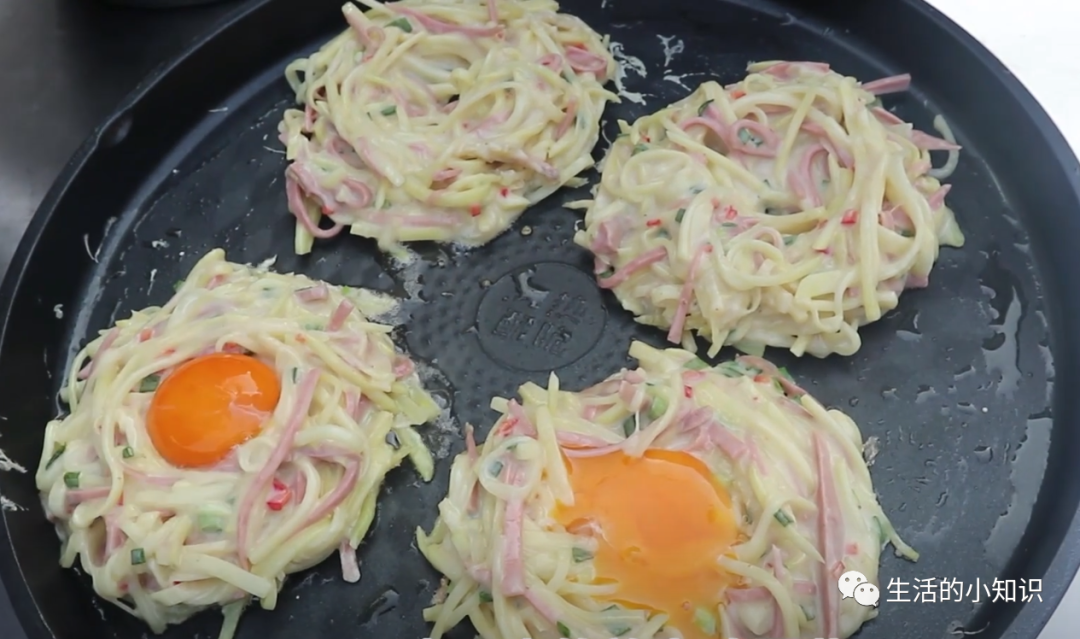 鸡蛋土豆饼的家常做法（土豆丝鸡蛋饼怎么做）-11