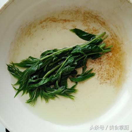 香椿炒鸡蛋要怎么做，香椿炒鸡蛋的家常做法-5