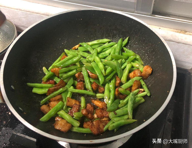 豆角炒肉的做法家常菜（清炒豆角怎么做好吃）-7