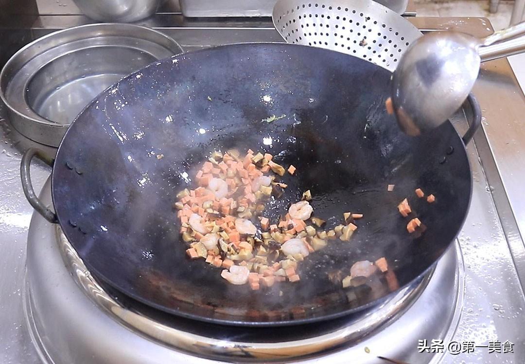 怎么做蛋炒饭简单又好吃_蛋炒饭如何炒好-13