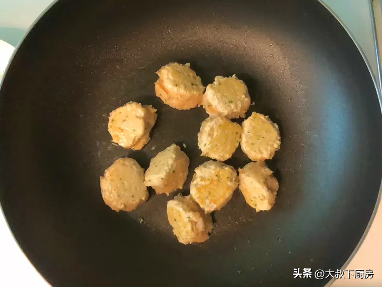 鸡胸肉怎么做丸子好吃（家庭自制鸡肉丸的做法）-7