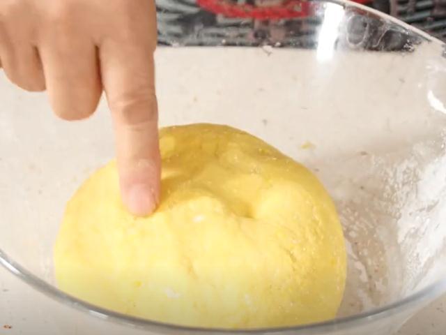 南瓜饼怎样做好吃 南瓜饼用普通面粉做法-4