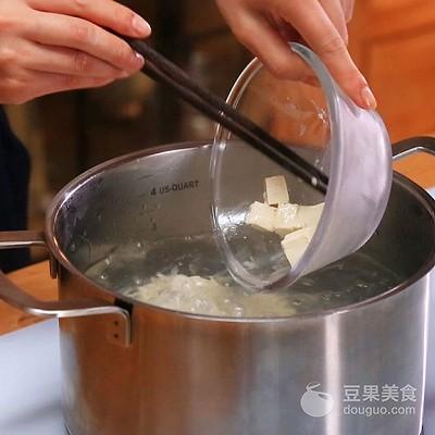 清汤白菜豆腐汤的做法（白菜豆腐清汤怎么做）-3