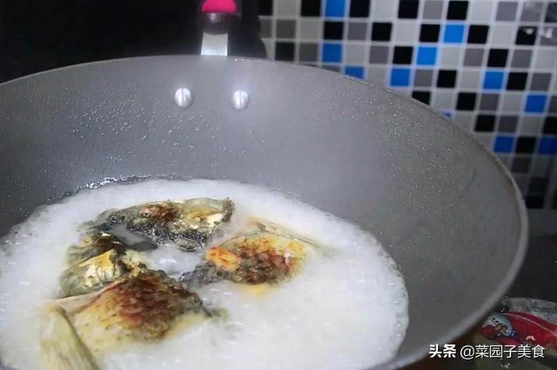 鱼头汤怎么做又浓又白，鱼头汤的正确做法-5