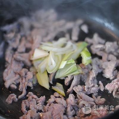 红萝卜炒肉丝的家常做法（红萝卜炒肉怎么炒才好吃）-5