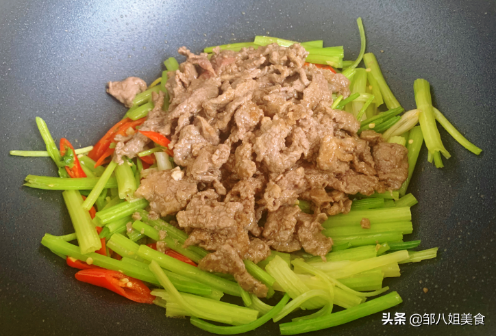 炒牛肉片怎么炒好吃又嫩 里脊牛肉炒芹菜做法-7