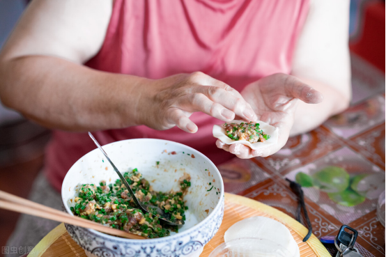 调韭菜鸡蛋馅放什么调料（韭菜鸡蛋饺子馅儿咋调好吃）-9