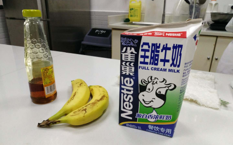 香蕉奶昔的材料和做法（香蕉奶昔可以用热牛奶吗）