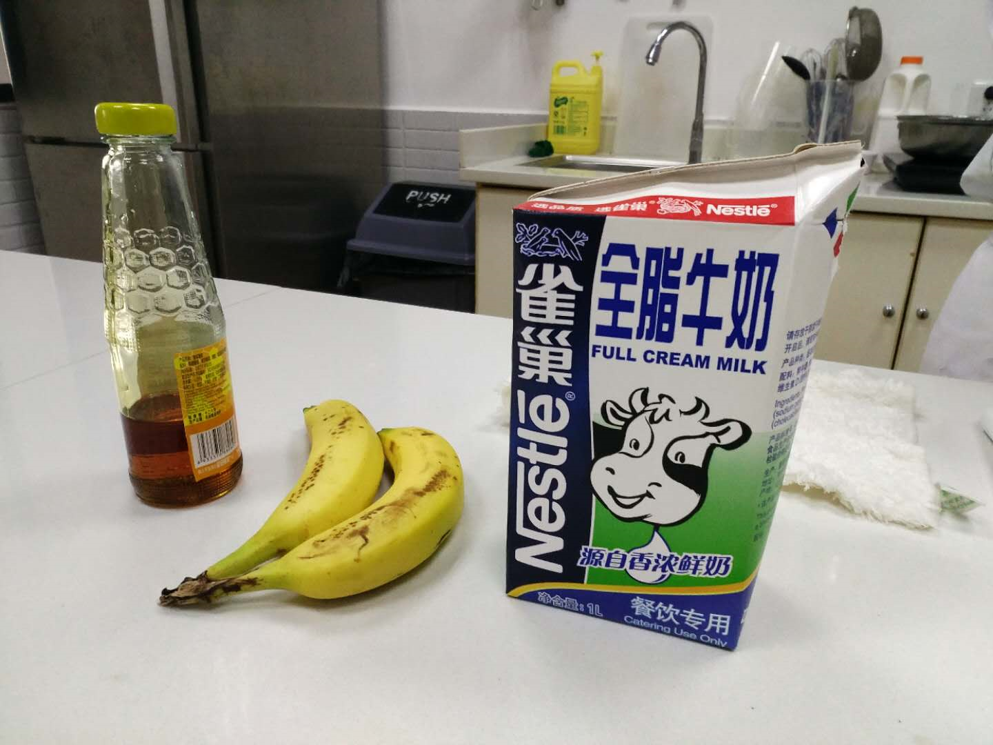 香蕉奶昔的材料和做法（香蕉奶昔可以用热牛奶吗）-1