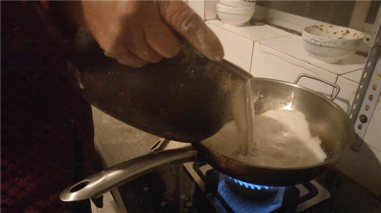 怎样做凉粉最简单的方法（一碗红薯粉面几碗水做凉粉）-3