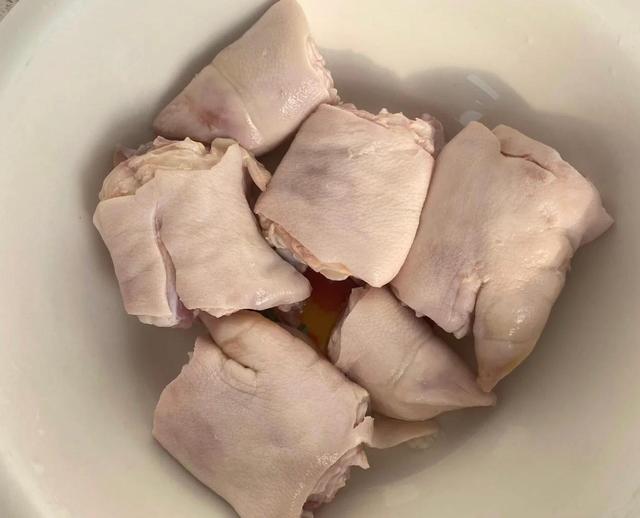 黄豆炖猪脚最简单的家常做法，腊猪蹄炖黄豆怎么做好吃-2