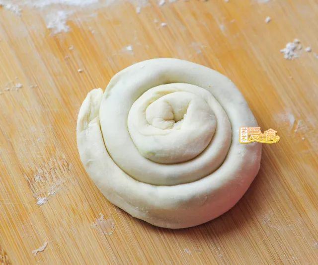 千层饼怎样做又酥又软_千层葱花油酥饼的做法-8