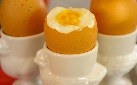 煮鸡蛋时间是从水沸腾算起吗，水煮蛋的营养成分