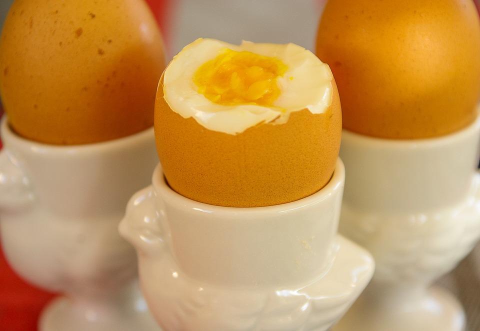 煮鸡蛋时间是从水沸腾算起吗，水煮蛋的营养成分-1