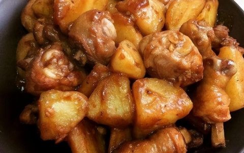 土豆烧鸡腿肉怎么做好吃（炒鱼片用什么配料）