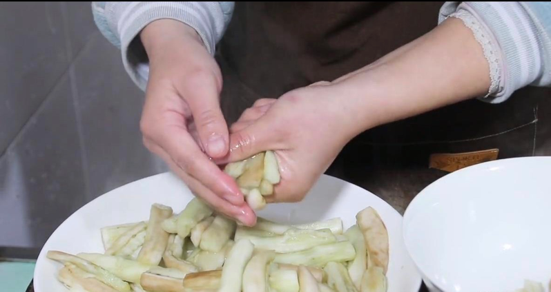 茄子怎么做入味（茄子这样做比肉还好吃）-8