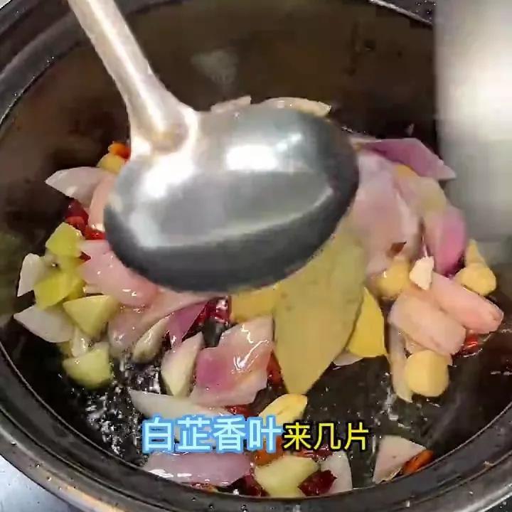 鸡公煲的做法家常做法（鸡公煲的做法及配料）-7