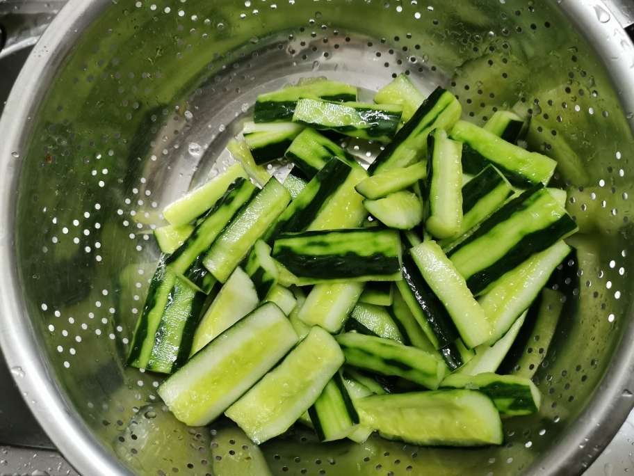 凉拌黄瓜怎么做又脆又好吃 凉拌黄瓜的切块方法-4