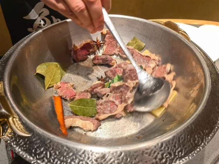 牛肉火锅怎样做好吃又简单？（牛肉火锅蘸料怎么配）-5