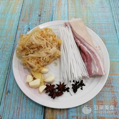 猪肉酸菜炖粉条怎么做好吃（酸菜白肉粉条的做法）-2