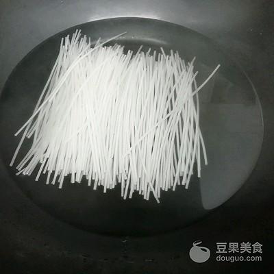 猪肉酸菜炖粉条怎么做好吃（酸菜白肉粉条的做法）-6