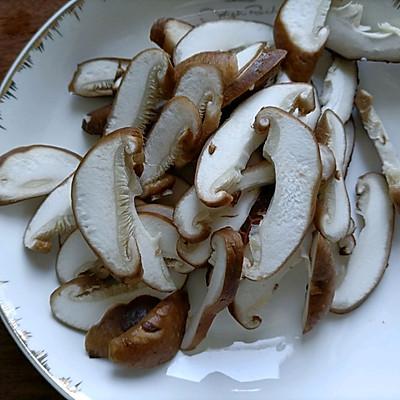 青菜炒香菇的正确制作方法 香菇炒青菜的做法-2