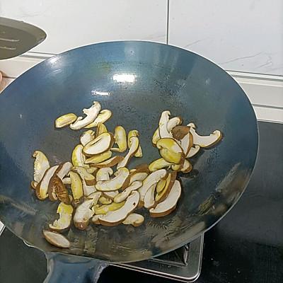 青菜炒香菇的正确制作方法 香菇炒青菜的做法-3
