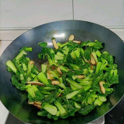 青菜炒香菇的正确制作方法 香菇炒青菜的做法-5
