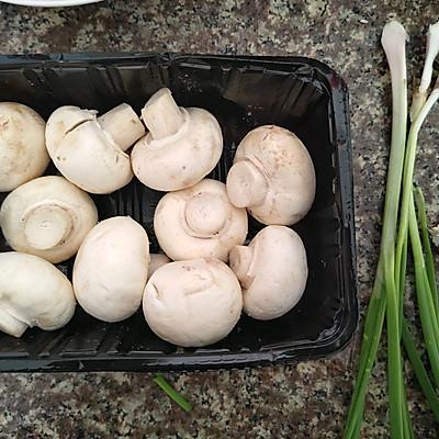 蘑菇怎么炒好吃又简单，白色的蘑菇怎样炒好吃？-2