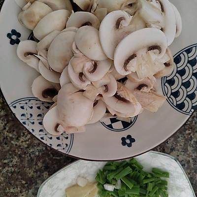 蘑菇怎么炒好吃又简单，白色的蘑菇怎样炒好吃？-3