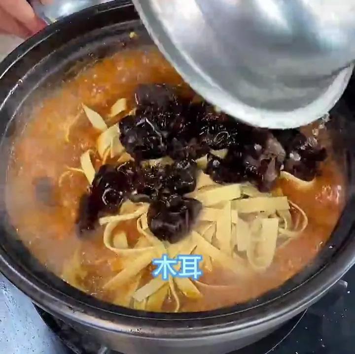 鸡公煲的做法家常做法（鸡公煲的做法及配料）-9