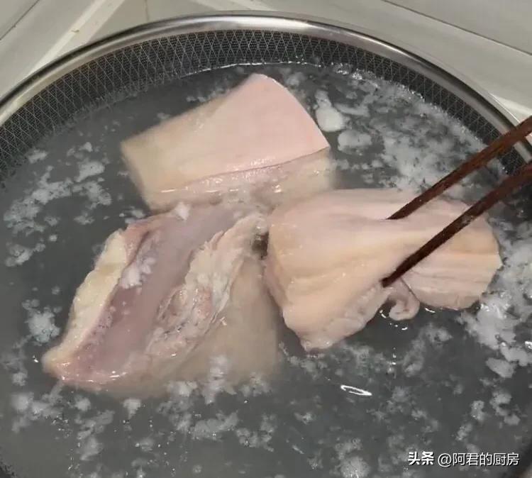 酸菜汆白肉怎么做才好吃（汆白肉酸菜的做法）-1